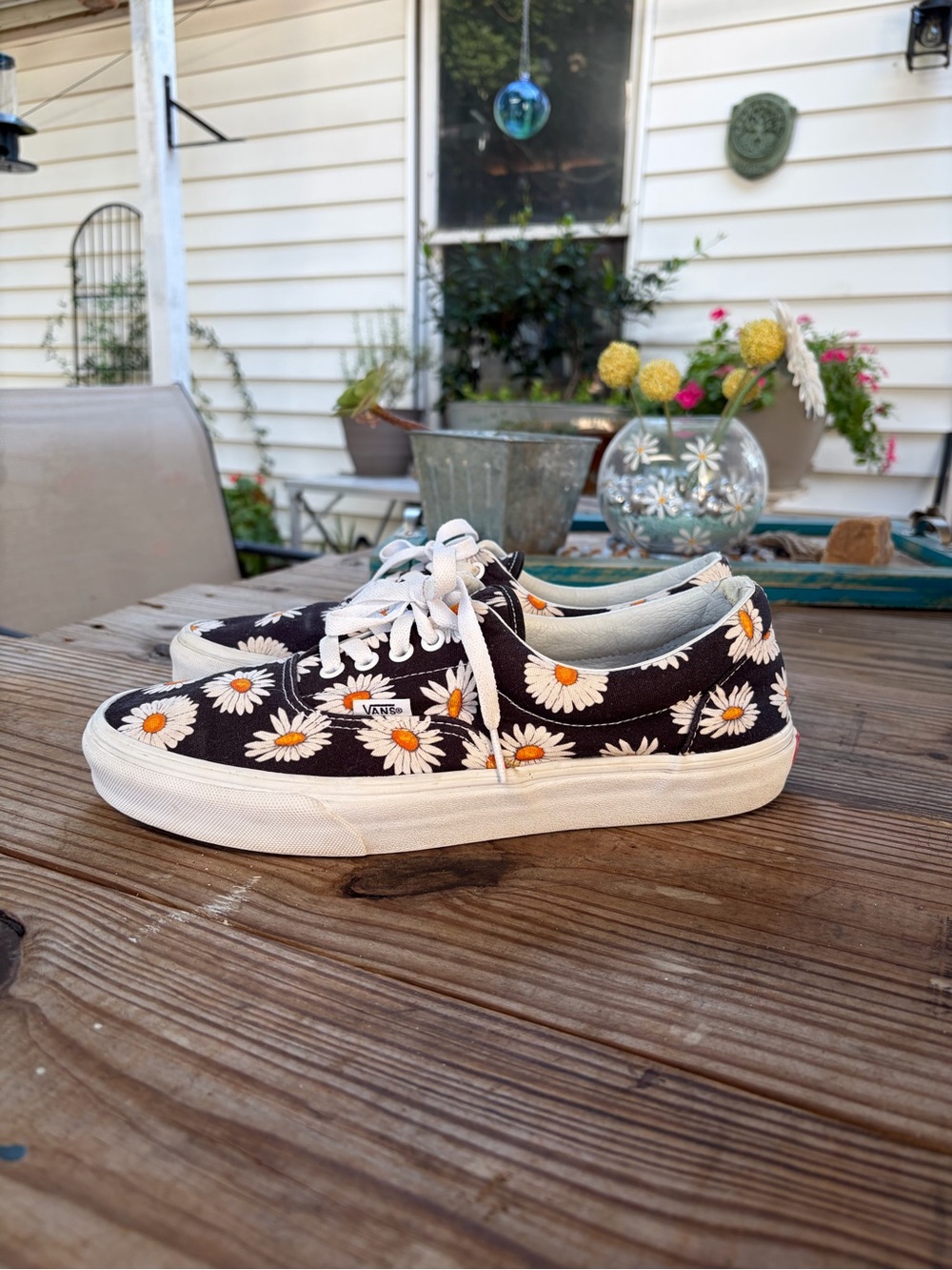 Vans Women’s 11, Men’s 9.5 Black Daisy Floral Canvas Authentic Sneakers